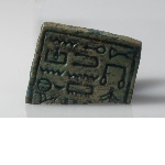 Fragment van een zegelamulet in de vorm van een gehurkte figuur op naam van Nesoe-Montoe